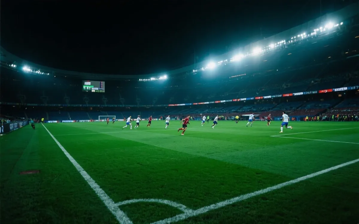 世界杯淘汰赛夜晚球场：高压对抗与战术调整的氛围